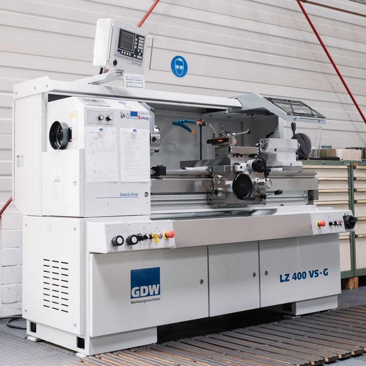 CNC-Drehmaschine mit Spannfutter, Maschinenbett und Steuerungseinheit in einer Werkstatt