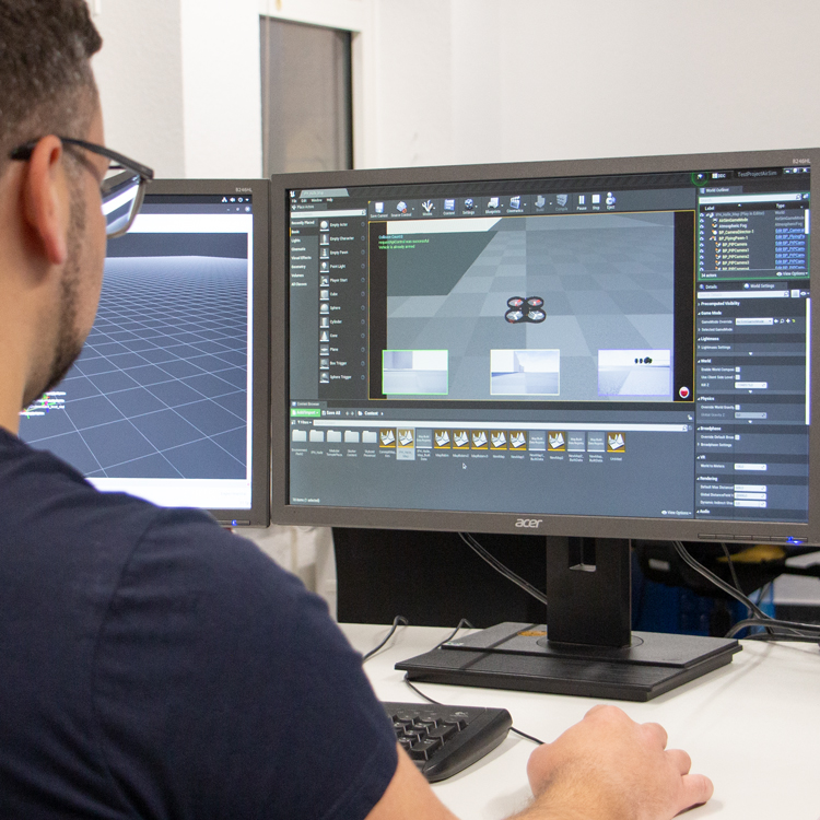 Mann mit Brille entwickelt am Monitor eine 3D-Szene im Editor der Unreal Engine für AR- und VR-Anwendungen
