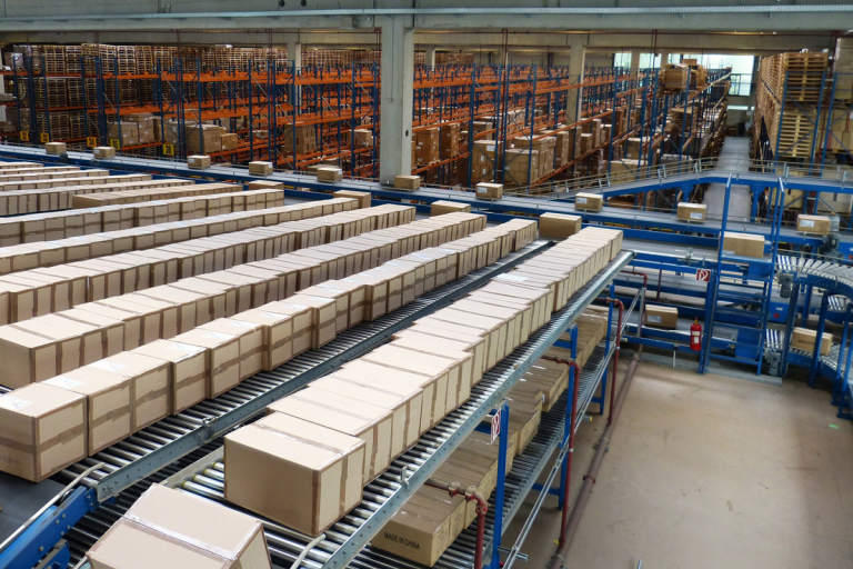 Vollautomatsierte Förderbänder versus flexible Gabelstapler