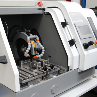Wet cutting device