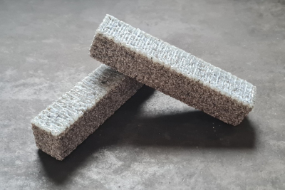 Prototyp des Baustoffs aus Wüstensand und Sonnenlicht