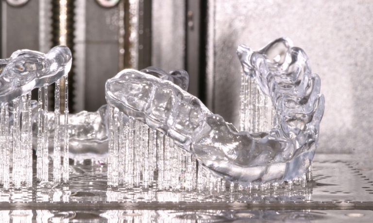 Herstellung von Zahnschienen mit 3D-Druck.