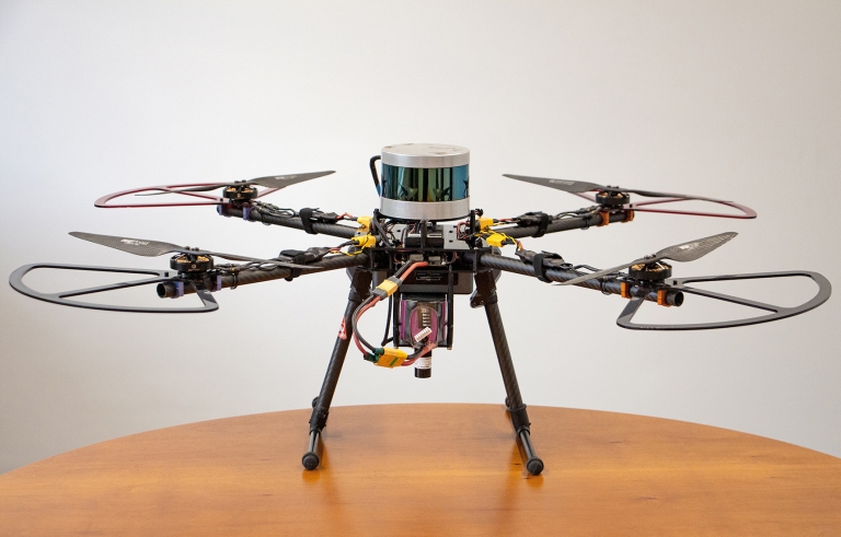 Drohne mit autonomer Navigation für Innenräume